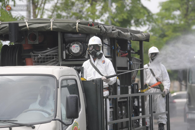 Ảnh: Quân đội tổng lực phun khử khuẩn, tiêu độc Bệnh viện Bệnh Nhiệt đới Trung ương cơ sở 2-8