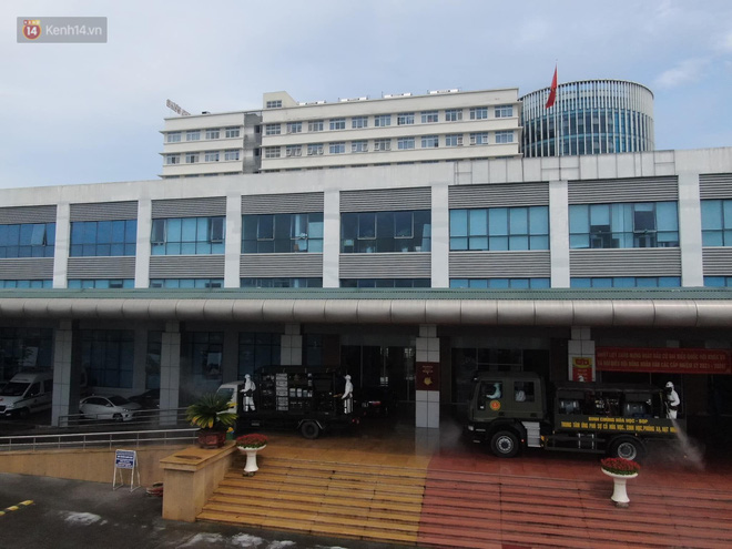 Ảnh: Quân đội tổng lực phun khử khuẩn, tiêu độc Bệnh viện Bệnh Nhiệt đới Trung ương cơ sở 2-9