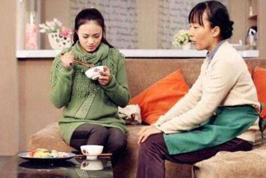 Mẹ đi xin quần áo sơ sinh cũ về cho cháu mặc 