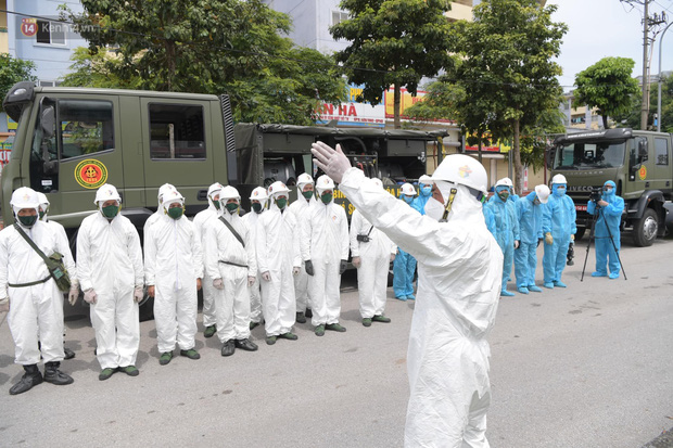 Ảnh: Quân đội tổng lực phun khử khuẩn, tiêu độc Bệnh viện Bệnh Nhiệt đới Trung ương cơ sở 2-20