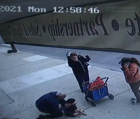 Bé trai 3 tuổi mắc hội chứng Down rơi từ tầng 5 xuống đất gây xôn xao cả khu phố, cảnh sát cũng vào cuộc điều tra-3