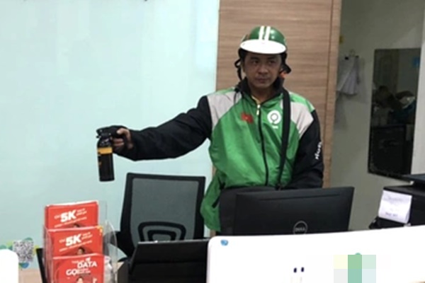 Kịch tính trên phố Sài Gòn: Tài xế đu bám 2 tên cướp giật điện thoại, rồi bị kéo lê trên đường-1