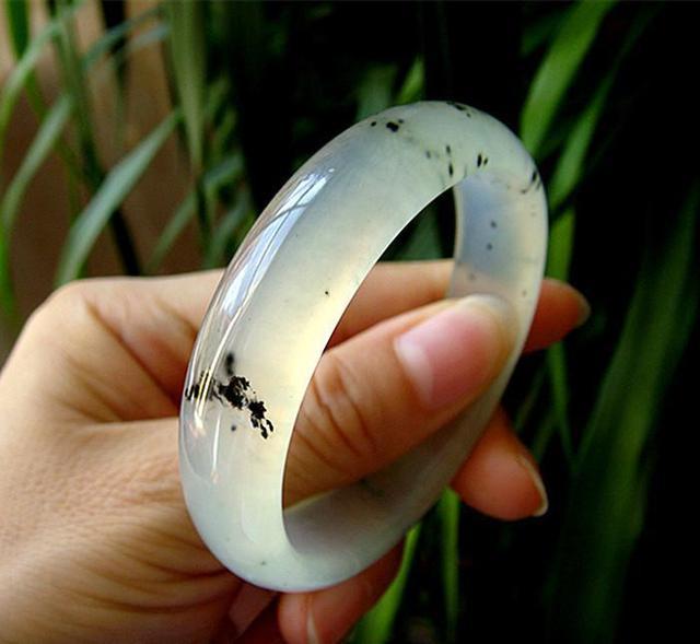 Mẹ chồng tặng tôi chiếc vòng ngọc gia truyền, chị dâu cười nhạo là đồ giả, lúc bà mắc bệnh phải đem bán đi thì kết quả giám định gây sốc”-1