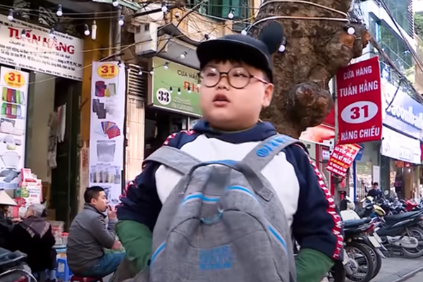 Hằng Túi bó tay nghe con trai khóc lóc kêu nhớ bà giúp việc, đòi về quê chăn bò chăn lợn với bà còn hơn ở thành phố!-11