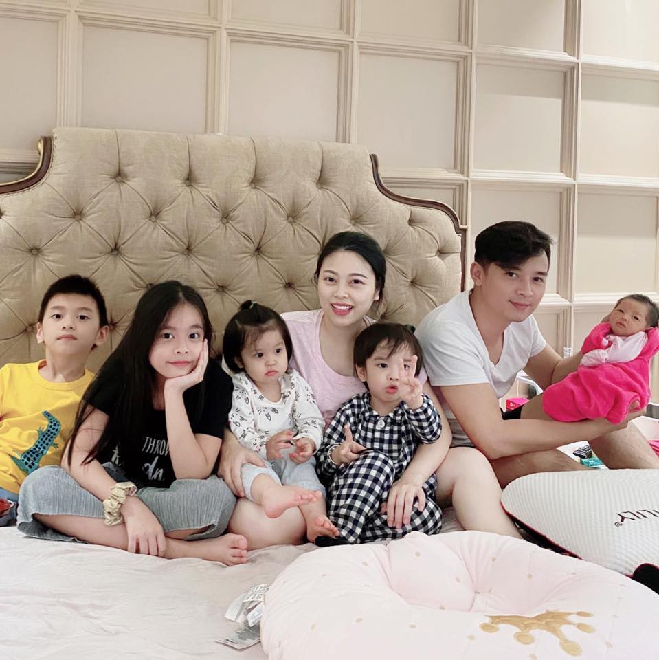 Hằng Túi bó tay nghe con trai khóc lóc kêu nhớ bà giúp việc, đòi về quê chăn bò chăn lợn với bà còn hơn ở thành phố!-5