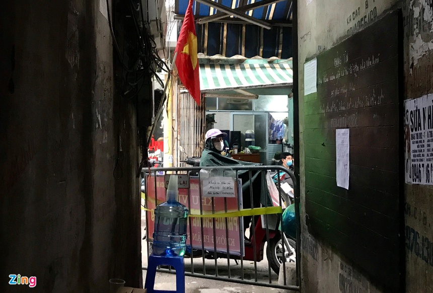 Sáng ngủ dậy, tôi bất ngờ khi nhà trong diện phong tỏa-1