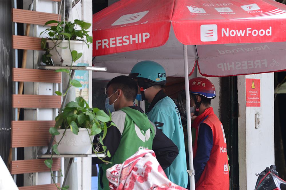 Shipper đồ ăn uống chạy không hết việc trong mùa dịch-1