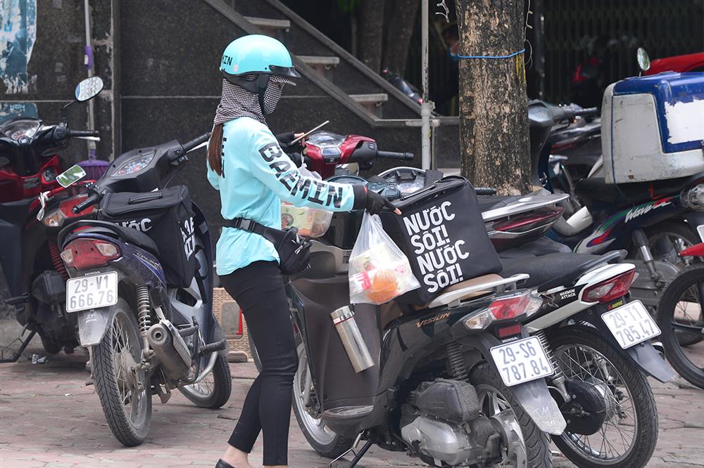 Shipper đồ ăn uống chạy không hết việc trong mùa dịch-4