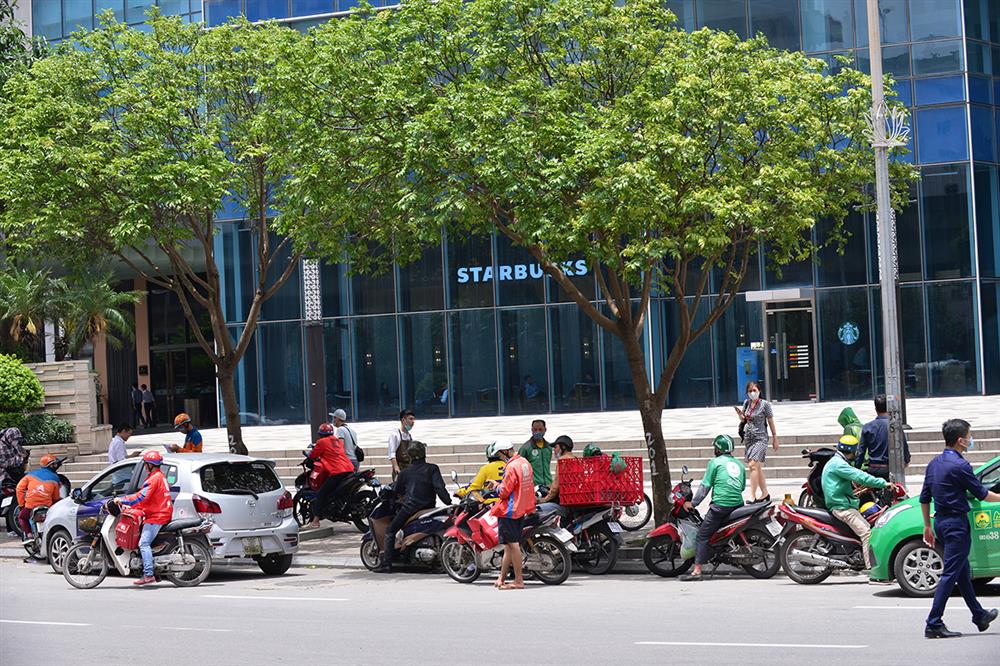 Shipper đồ ăn uống chạy không hết việc trong mùa dịch-9