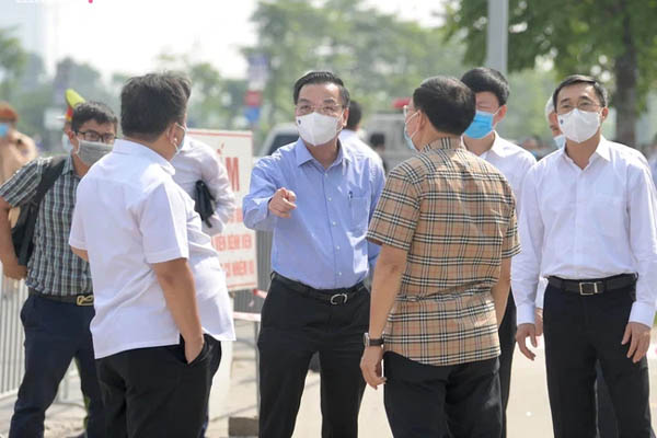 4 xe đặc chủng của quân đội làm việc xuyên trưa, sẵn sàng tấn công tiêu trùng khử độc tại Bệnh viện K-18