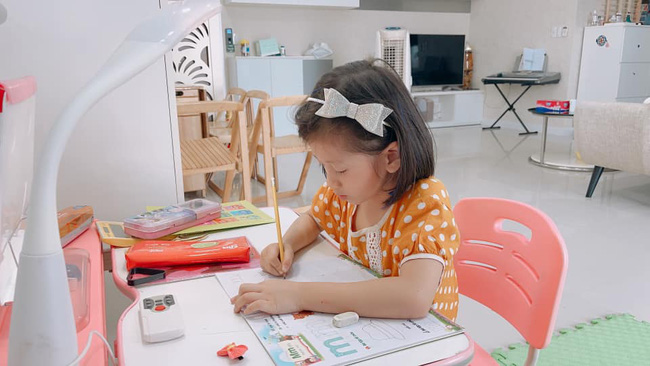 Trang Trần xin tư vấn cách nộp tiền cho con, nhìn học phí mà dân tình phát hoảng: Cao hơn cả trường bên Mỹ, bằng bố mẹ ở quê nuôi con 18 năm-4