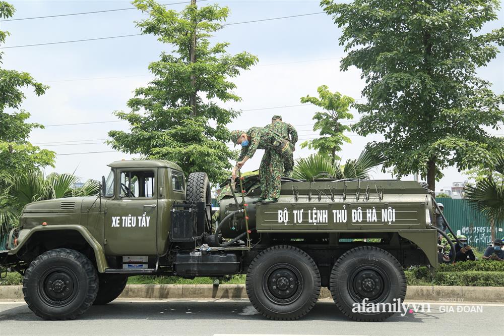 4 xe đặc chủng của quân đội làm việc xuyên trưa, sẵn sàng tấn công tiêu trùng khử độc tại Bệnh viện K-2