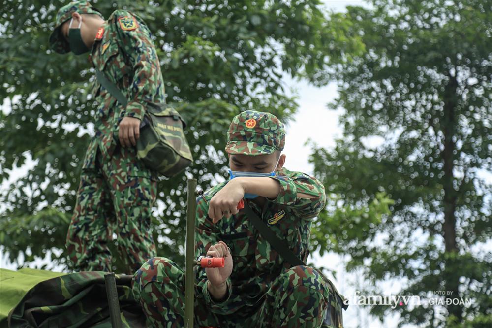 4 xe đặc chủng của quân đội làm việc xuyên trưa, sẵn sàng tấn công tiêu trùng khử độc tại Bệnh viện K-3