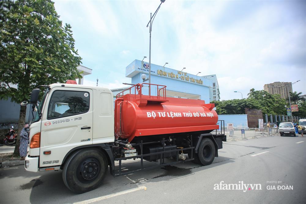 4 xe đặc chủng của quân đội làm việc xuyên trưa, sẵn sàng tấn công tiêu trùng khử độc tại Bệnh viện K-4