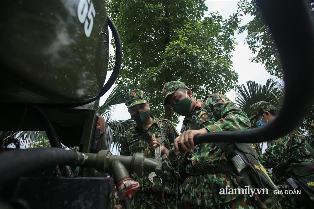 4 xe đặc chủng của quân đội làm việc xuyên trưa, sẵn sàng tấn công tiêu trùng khử độc tại Bệnh viện K-6