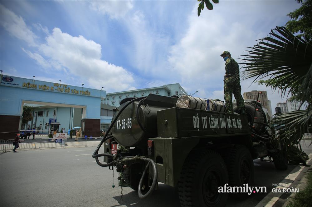 4 xe đặc chủng của quân đội làm việc xuyên trưa, sẵn sàng tấn công tiêu trùng khử độc tại Bệnh viện K-7