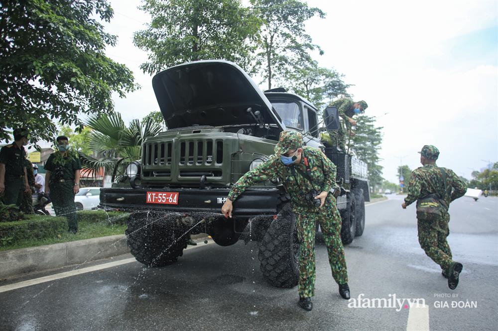 4 xe đặc chủng của quân đội làm việc xuyên trưa, sẵn sàng tấn công tiêu trùng khử độc tại Bệnh viện K-8