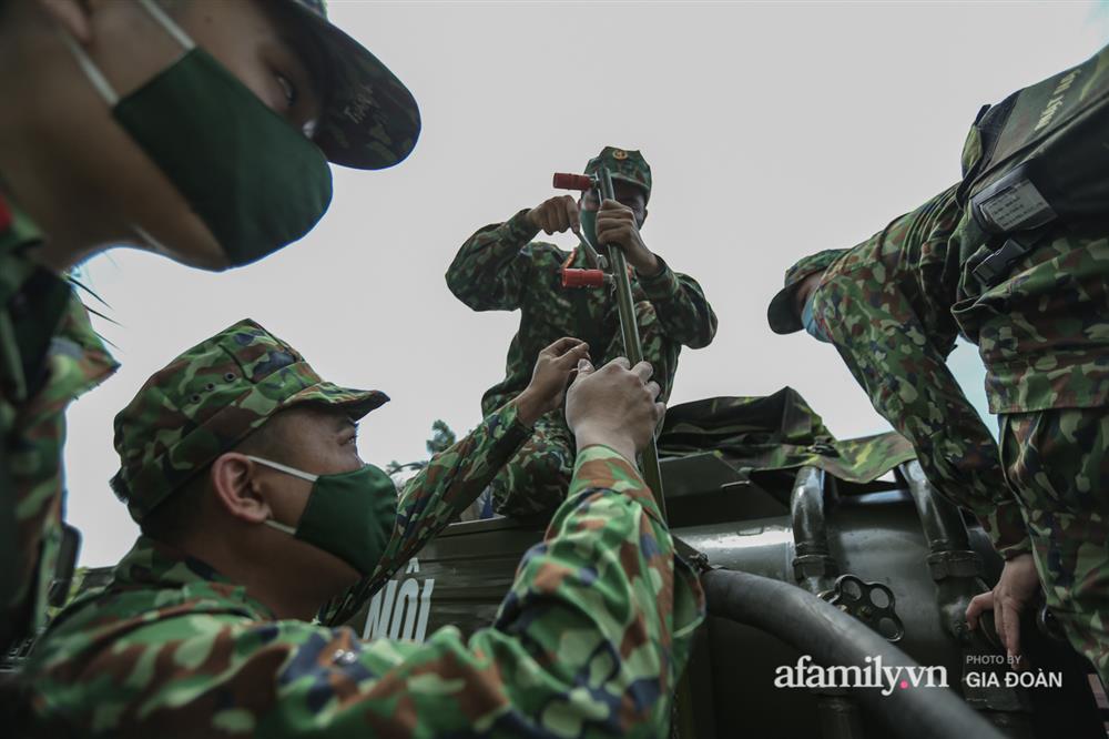 4 xe đặc chủng của quân đội làm việc xuyên trưa, sẵn sàng tấn công tiêu trùng khử độc tại Bệnh viện K-11