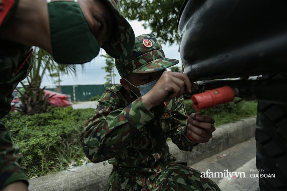 4 xe đặc chủng của quân đội làm việc xuyên trưa, sẵn sàng tấn công tiêu trùng khử độc tại Bệnh viện K-12