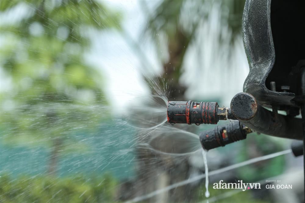 4 xe đặc chủng của quân đội làm việc xuyên trưa, sẵn sàng tấn công tiêu trùng khử độc tại Bệnh viện K-13