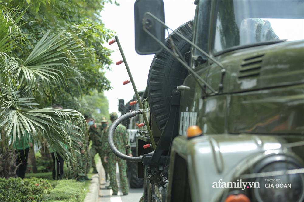 4 xe đặc chủng của quân đội làm việc xuyên trưa, sẵn sàng tấn công tiêu trùng khử độc tại Bệnh viện K-9