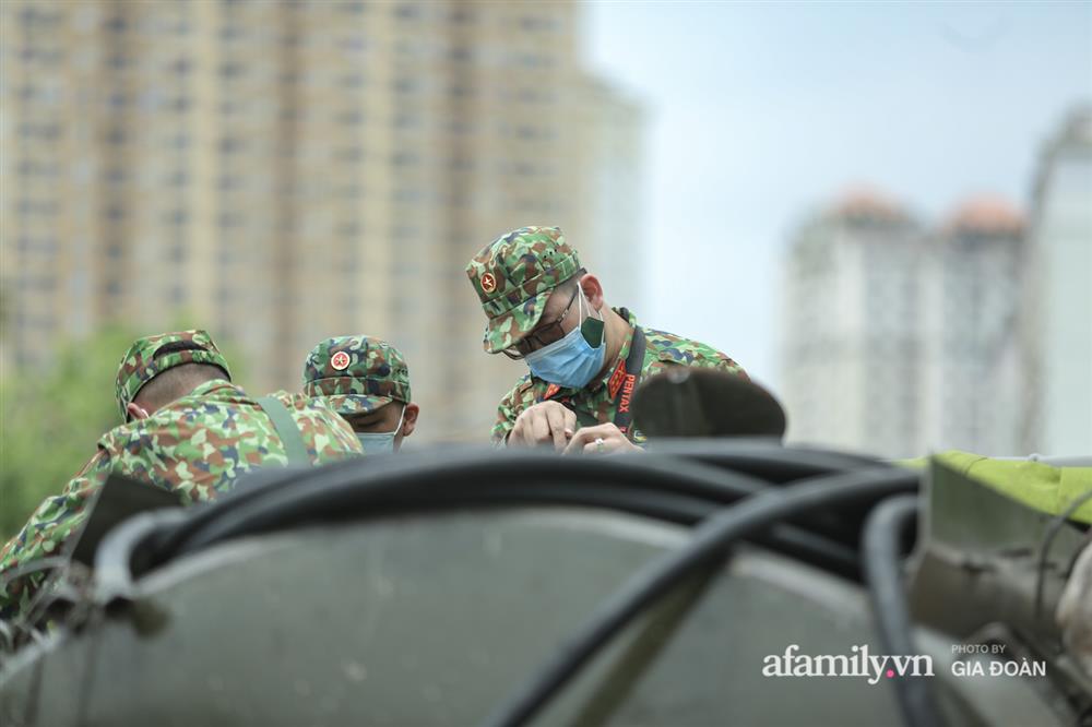 4 xe đặc chủng của quân đội làm việc xuyên trưa, sẵn sàng tấn công tiêu trùng khử độc tại Bệnh viện K-14