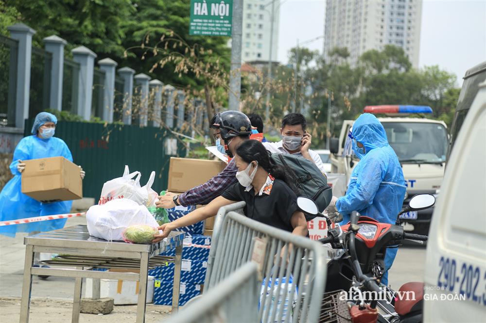 4 xe đặc chủng của quân đội làm việc xuyên trưa, sẵn sàng tấn công tiêu trùng khử độc tại Bệnh viện K-15