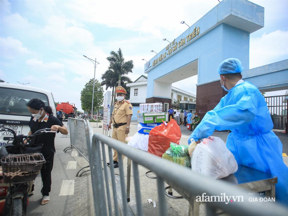 4 xe đặc chủng của quân đội làm việc xuyên trưa, sẵn sàng tấn công tiêu trùng khử độc tại Bệnh viện K-16