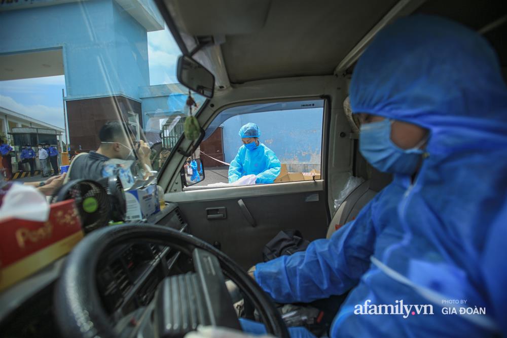 4 xe đặc chủng của quân đội làm việc xuyên trưa, sẵn sàng tấn công tiêu trùng khử độc tại Bệnh viện K-17