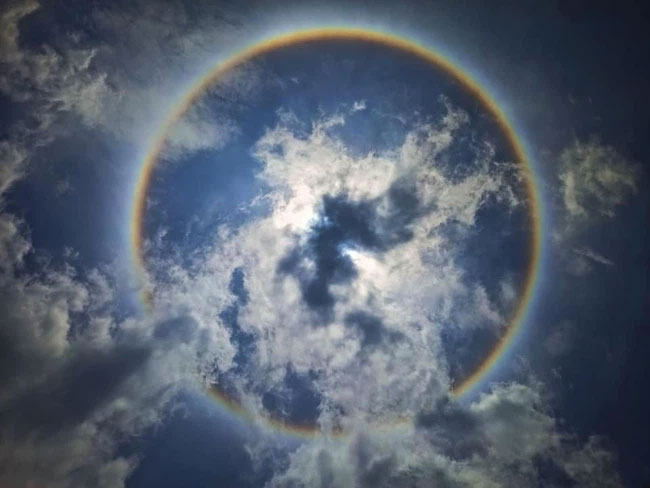 Chùm ảnh: Quầng mặt trời xuất hiện trên bầu trời nhiều tỉnh thành phía Bắc khiến dân mạng xôn xao-1