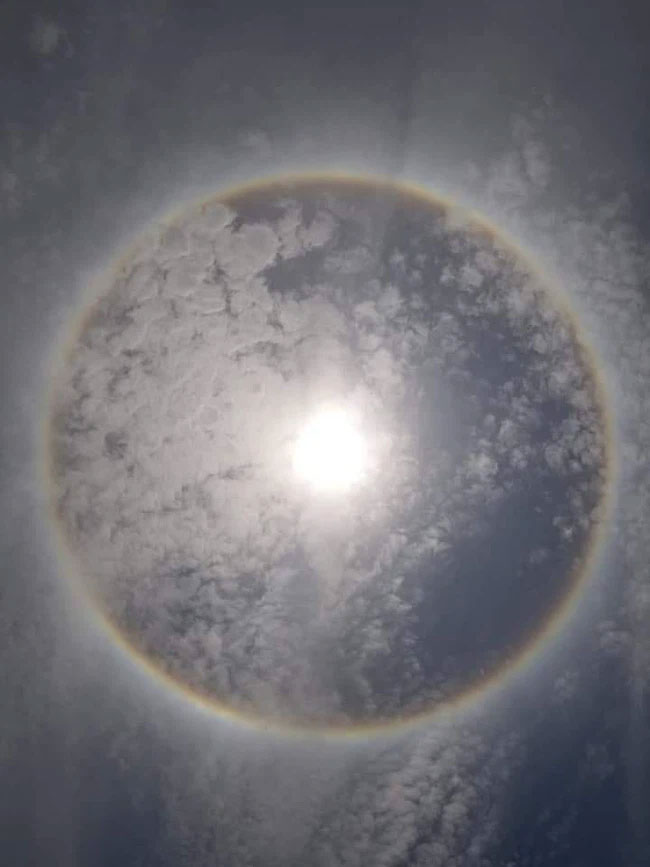 Chùm ảnh: Quầng mặt trời xuất hiện trên bầu trời nhiều tỉnh thành phía Bắc khiến dân mạng xôn xao-3