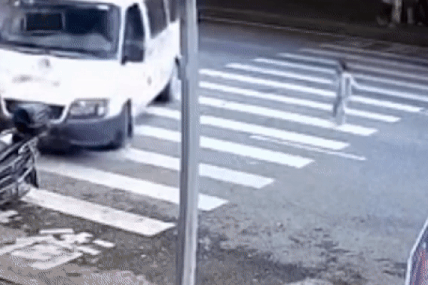 Tài xế xe tải suýt gây tai nạn khi mở cửa không quan sát-1