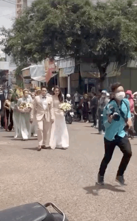 Ông xã Hồ Bích Trâm gây tranh cãi vì biểu cảm khó chịu trong lúc đưa dâu-3