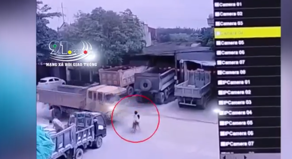 Kinh hoàng khoảnh khắc 2 bé gái đạp xe lao ra đường bị xe ben tông trực diện-2