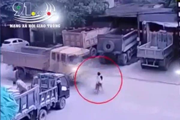 Clip: Nam thanh niên leo lên tầng thượng khách sạn giữa trung tâm Hà Nội rồi bất ngờ nhảy xuống đất-2