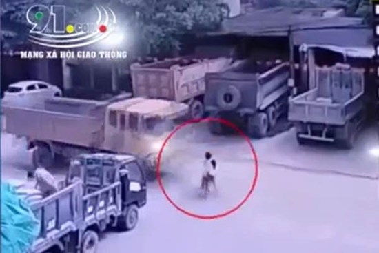 Kinh hoàng khoảnh khắc 2 bé gái đạp xe lao ra đường bị xe ben tông trực diện