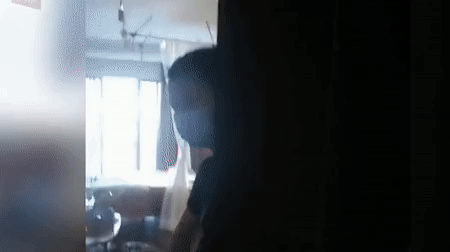 Cô gái diện đồ đỏ uốn éo ngoài lan can để quay clip nhưng bất ngờ ngã tử vong, thư tuyệt mệnh tìm thấy tại hiện trường làm cảnh sát bối rối-3