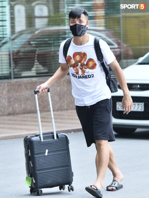 Bùi Tiến Dũng được vợ lái xe đưa đến hội quân tuyển Việt Nam-3