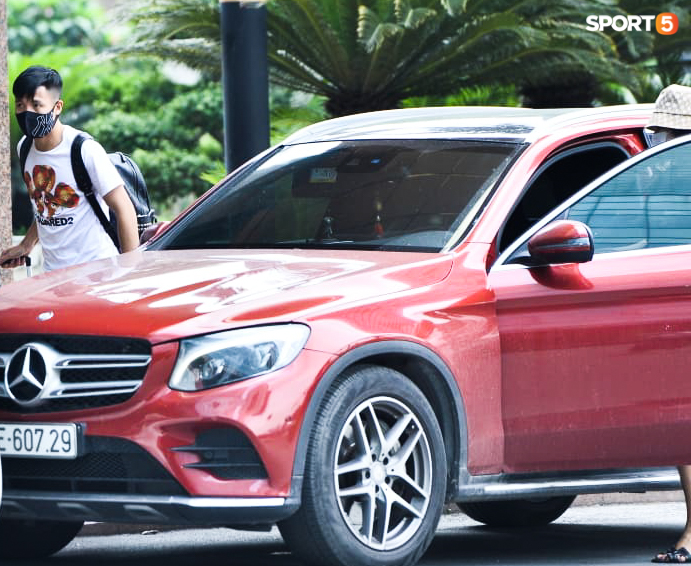 Bùi Tiến Dũng được vợ lái xe đưa đến hội quân tuyển Việt Nam-2