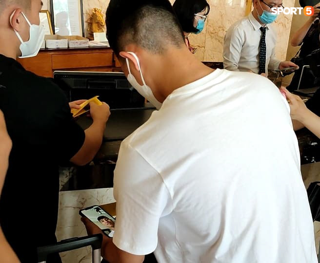 Bùi Tiến Dũng được vợ lái xe đưa đến hội quân tuyển Việt Nam-5