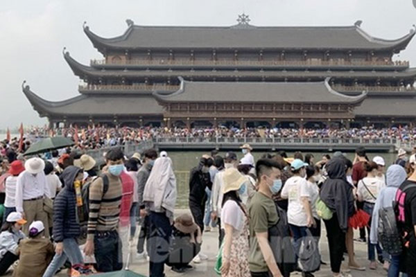 Hàng nghìn người đi lễ chùa Tam Chúc ngày mùng 3 Tết nhưng không còn cảnh chen lấn-19