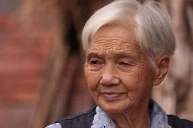 Mẹ nuôi dự tiệc cưới bị nhà gái khinh thường vì như ăn mày”, quản lý khách sạn giàu có lại vừa nhìn đã quỳ rạp trước mặt bà, mẹ vợ choáng váng-1