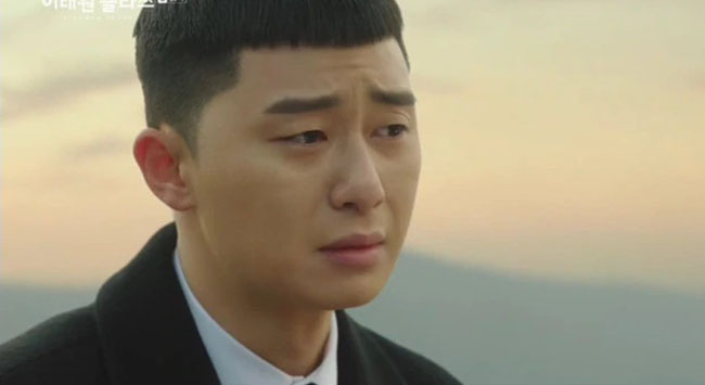 Mẹ nuôi dự tiệc cưới bị nhà gái khinh thường vì như ăn mày”, quản lý khách sạn giàu có lại vừa nhìn đã quỳ rạp trước mặt bà, mẹ vợ choáng váng-2