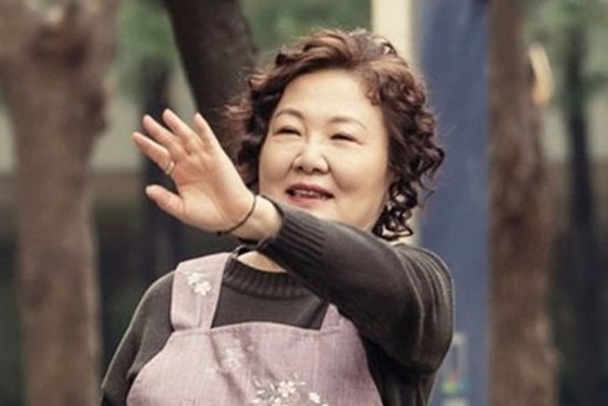 Mẹ chồng bị đưa vào viện dưỡng lão vì bệnh mất trí nhớ, trước khi vào viện, bà mỉm cười chỉ về phía sau, con dâu nhìn thấy thứ này nghẹn ngào muốn khóc