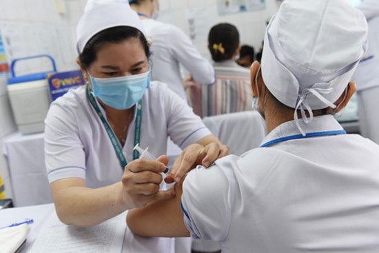 Việt Nam ghi nhận người đầu tiên tử vong sau tiêm vắc xin Covid-19