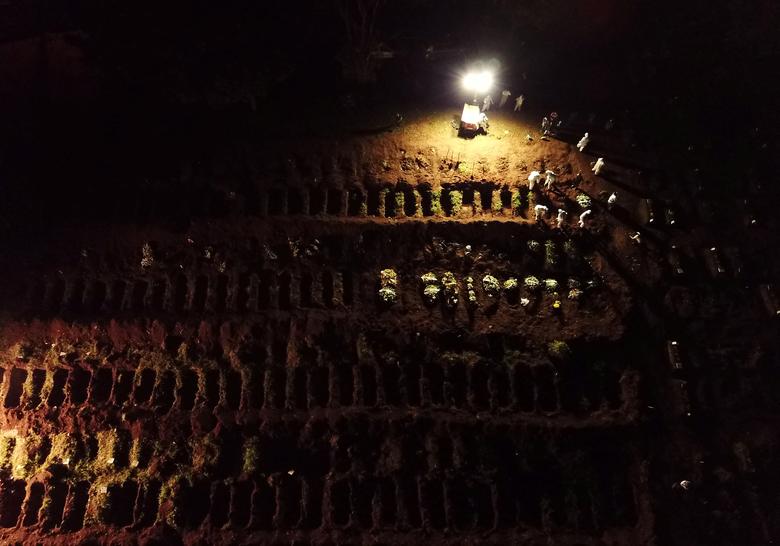 Loạt ảnh khiến thế giới rùng mình ở ổ dịch tang tóc không thua địa ngục Covid-19 Ấn Độ với hơn 4.000 người chết/ngày và lời kêu cứu vô vọng-18