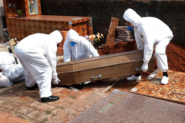 Clip sốc: Thi thể nạn nhân Covid-19 bị nhân viên xe cứu thương đẩy xuống sông Ấn Độ-3