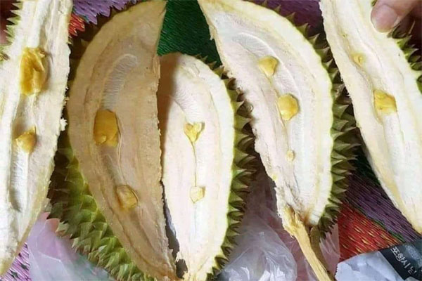 Cũng chọn mua sầu riêng như ai, thanh niên bỏ 400k tự tin mang 1 quả về nhà và sau đó phải chết lặng khi bổ ra-4