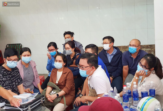 Người thân ngã quỵ, chờ đợi đón nhận 8 thi thể trong vụ cháy ở Sài Gòn: Thằng Đ. nó hẹn lên chơi ít bữa rồi về, vậy mà có về được nữa đâu-14