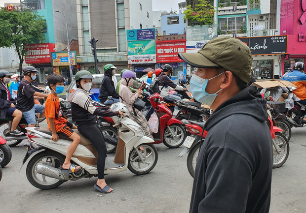 Người thân ngã quỵ, chờ đợi đón nhận 8 thi thể trong vụ cháy ở Sài Gòn: Thằng Đ. nó hẹn lên chơi ít bữa rồi về, vậy mà có về được nữa đâu-10